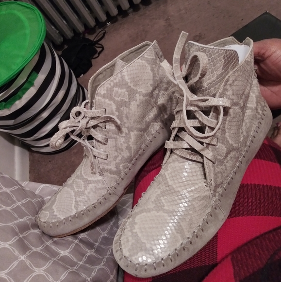 Shoes - Picture 2 of 7